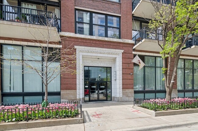 Building Photo - 210 S Desplaines St