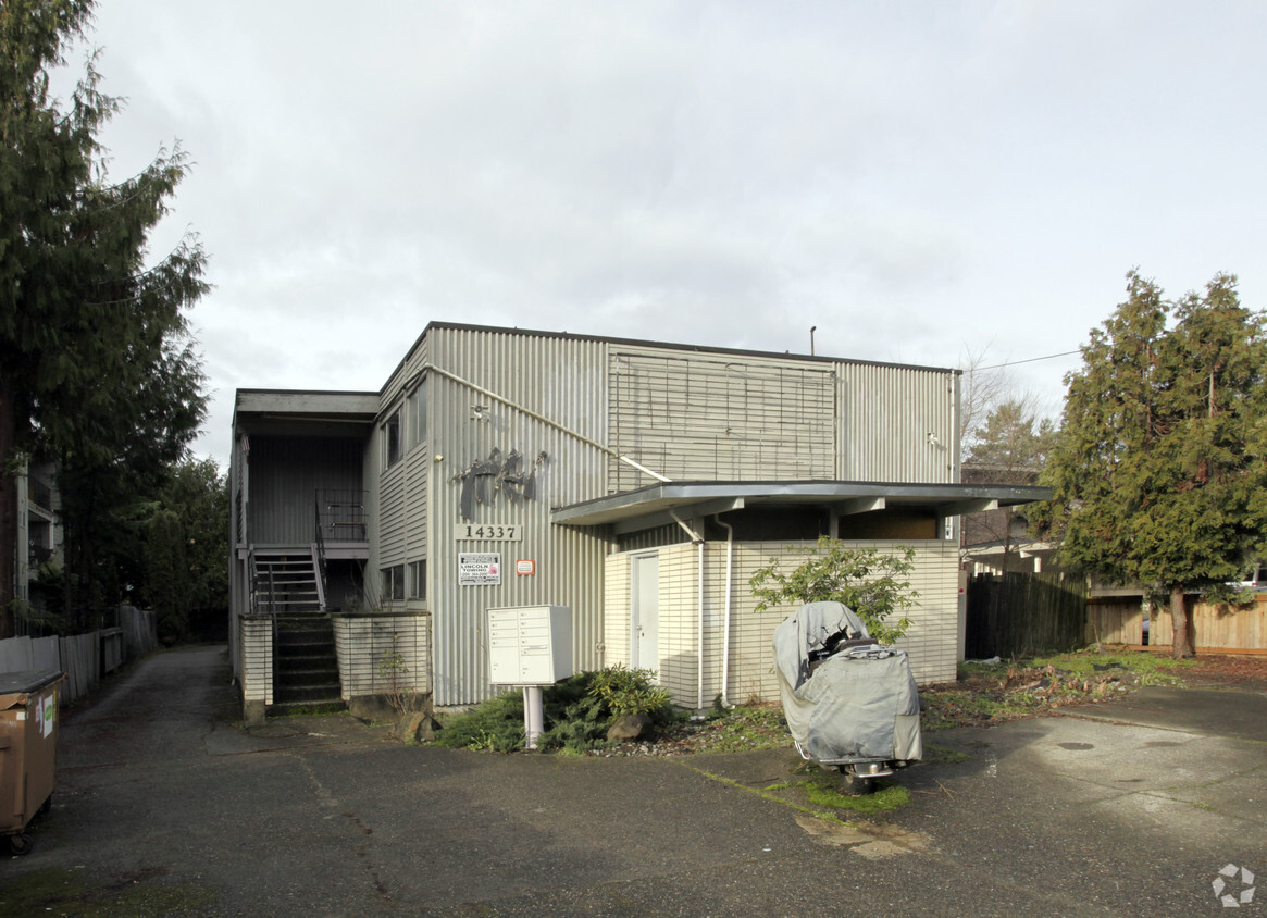 Primary Photo - Tiki Apartments