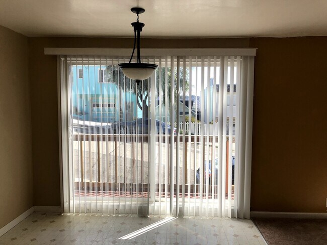 Building Photo - Bright 2-Bedroom with Balcony & Parking