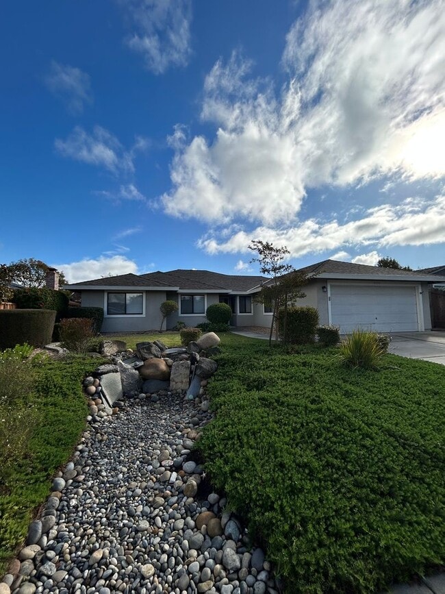 Building Photo - 3 Bedroom, 2 Bathroom Family Home