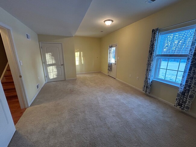 Building Photo - Spacious Townhouse on Mapleton Blvd.