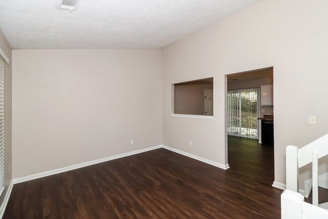 Foto del edificio - 405 Rill Crest Ct