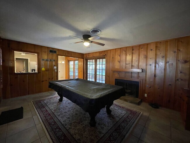 Building Photo - 1004 Cottonwood St