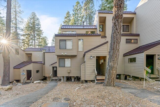 Foto del edificio - SKI LEASE:  Updated Townhome in Wooded, Central North Lake Location!