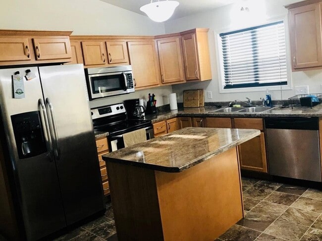 Foto del edificio - 3 Bedroom Townhome | Attached Double Stall Garage | Spacious