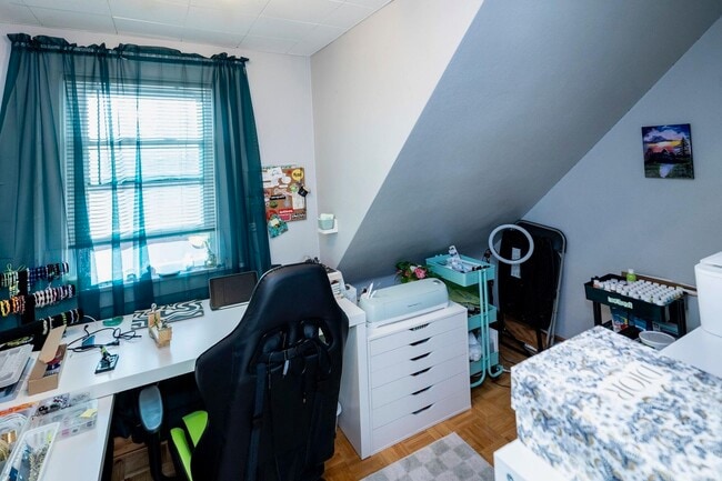 Dormitorio #2 - 2211 E Holt Ave