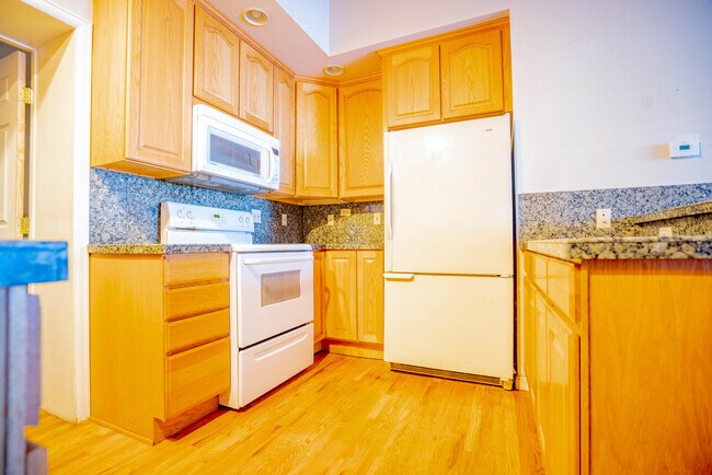 Beautiful kitchen complete with granite countertops! - 2944 Welton St