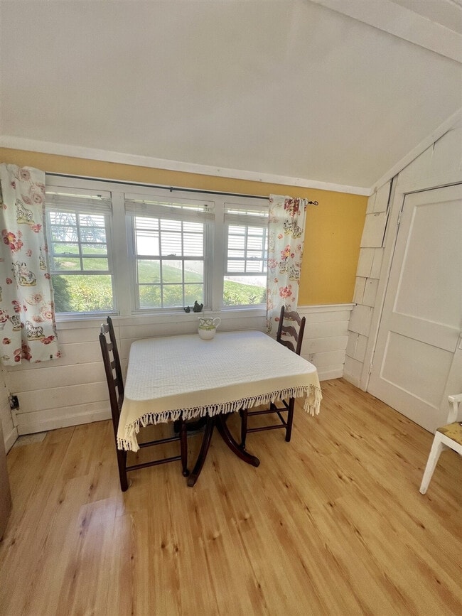 Building Photo - 28 W Shore Rd