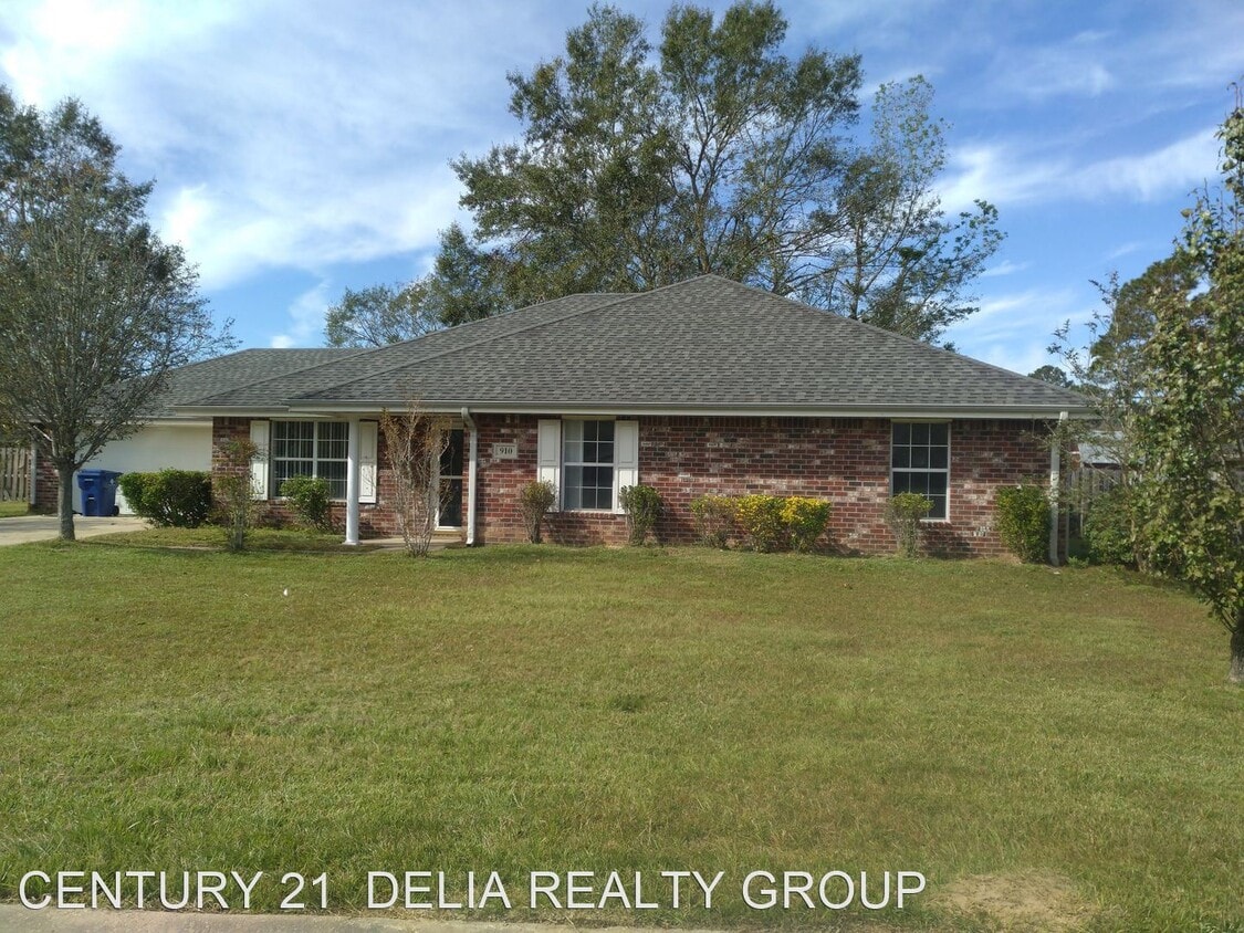 4 br, 2 bath House 910 Charlies Circle House Rental in DeRidder, LA