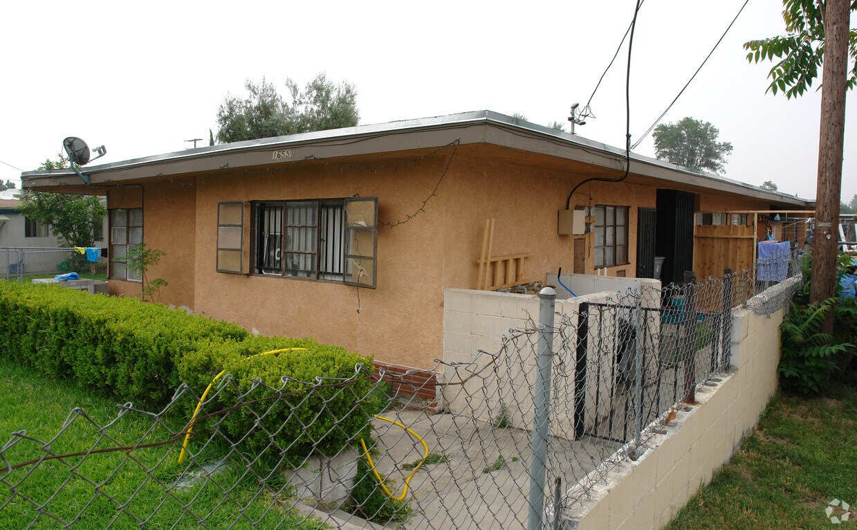 Foto del edificio - 16551 Randall Ave
