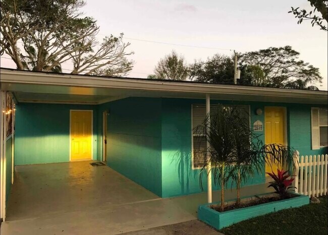 Cochera cubierta y 1 plaza de aparcamiento adicional descubierta disponible. - 1630 6th Ave