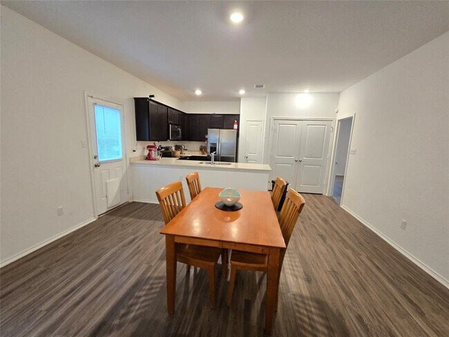 Foto del edificio - 1126 Cattail Ln