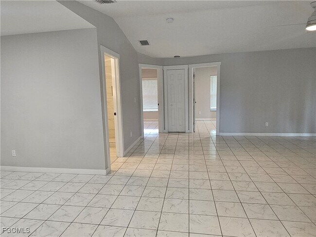 Foto del edificio - 743 Hightower Ave S