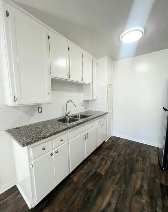 Foto del edificio - 17001 Vanowen St, Van Nuys, CA 91406
