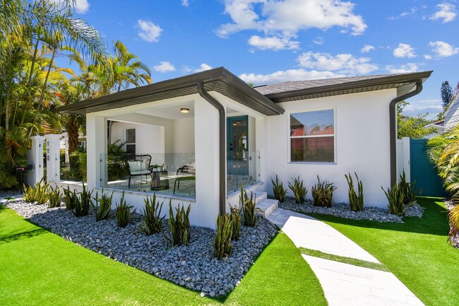 Building Photo - Exquisite Old Northeast 2/2 Duplex: Modern...