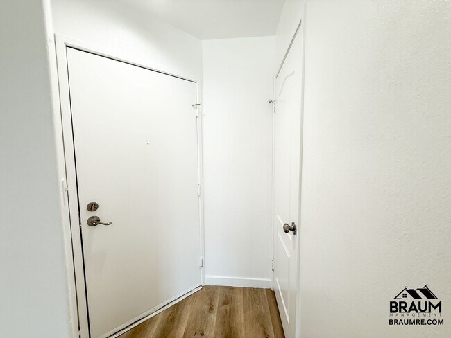 Foto del edificio - 7323 Winnetka Ave