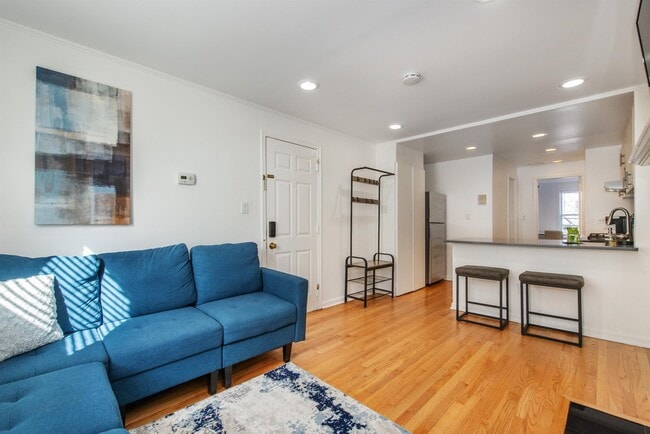 Building Photo - 146 Sussex St