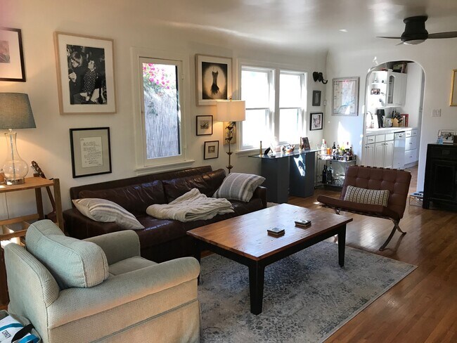 Ultra-Charming 2HAB, 1BA español Bungalow en Venecia 917-903-9202 - 875 Commonwealth Ave