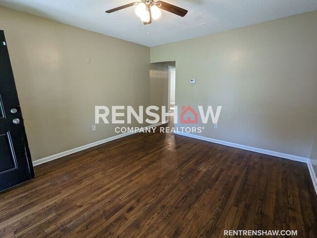 Building Photo - COMPLETELY RENOVATED 3 Bedroom / 1 bath - ...
