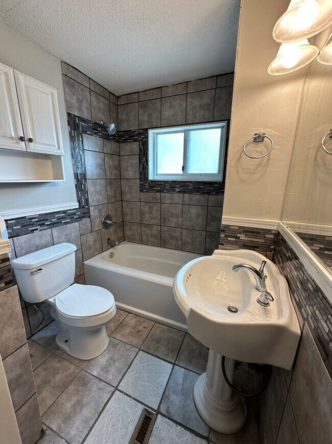 Building Photo - CLE Single Family Home For Rent
