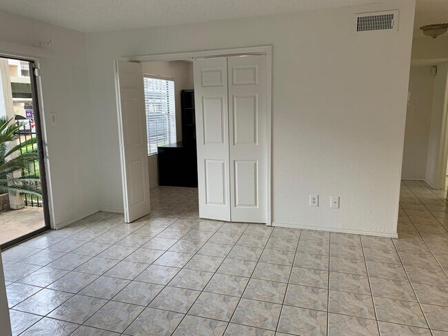Foto del edificio - 2750 Holly Hall St