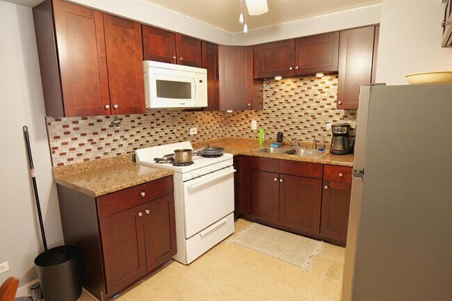 Foto del edificio - 10811 S Lloyd Dr