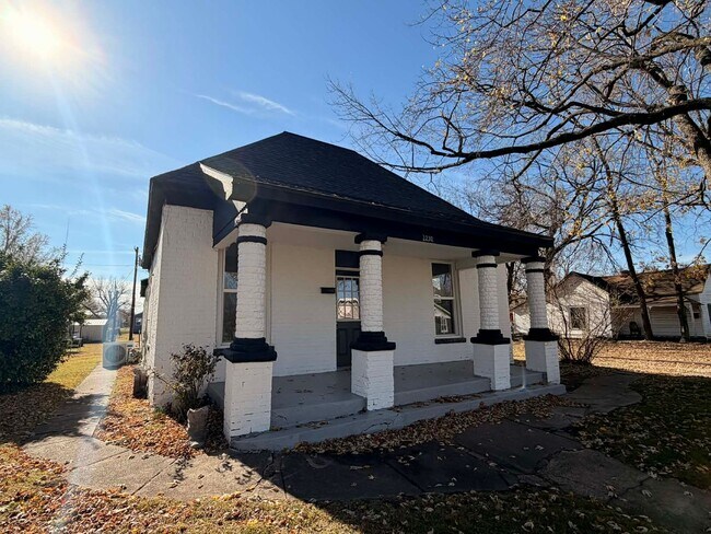 Foto del edificio - COMING SOON: CUTE UPDATED 2 BEDROOM /  2 B...