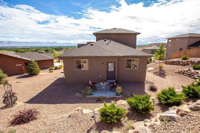 Foto del edificio - Stunning 3-BR Home with Views, Upgrades, & Oversized Garage!