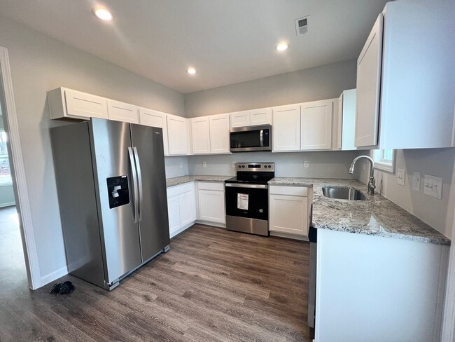 Building Photo - 2 br, 2.5 bath House - 112 E Jessamine Court