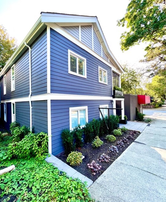 Photo du bâtiment - Cozy Living in Grandview-Woodlands