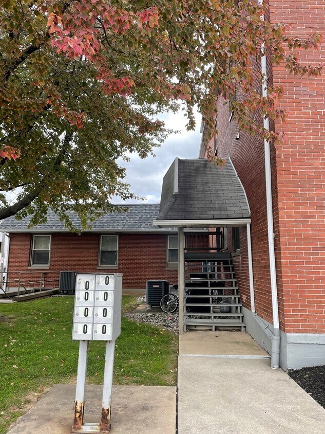 Primary Photo - 33 E Park St