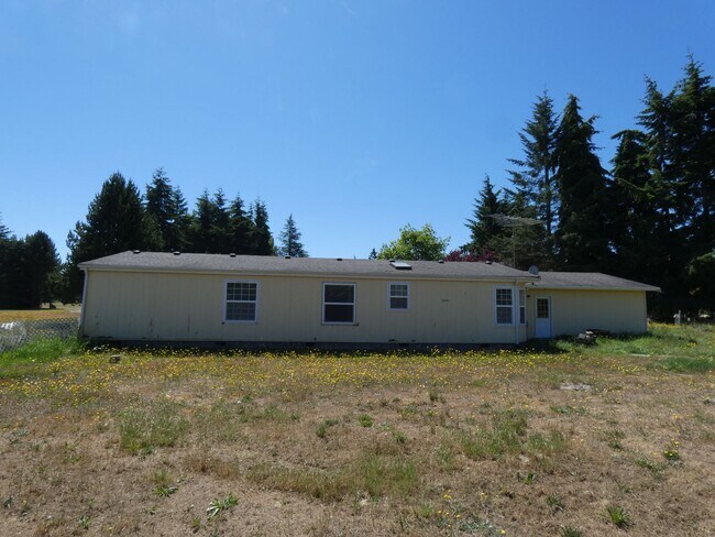 Building Photo - **Country Living**