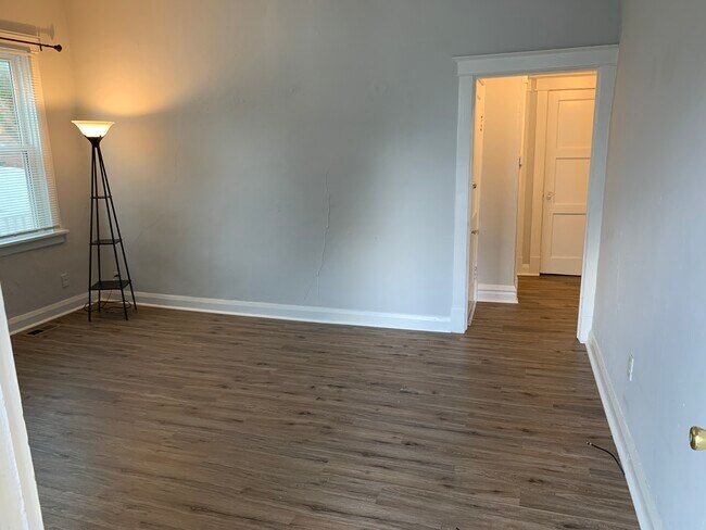 Foto del edificio - 2123 Lilly Ave