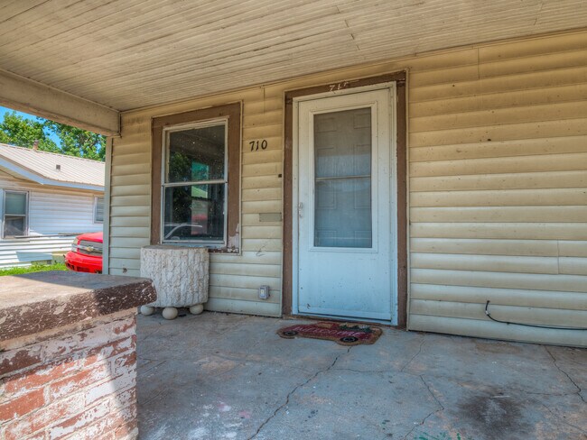 Building Photo - 710 W Benedict St
