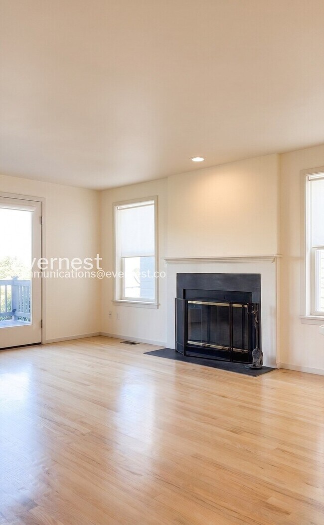 Foto del edificio - 3 Bed, 2 Bath Home with Garage / Vouchers Accepted / Available Soon!