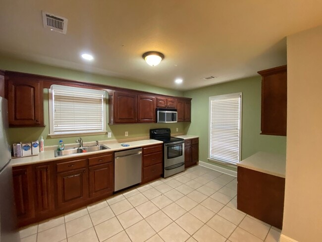 Building Photo - 3bed/2bath Home with fenced yard located outside the bypass