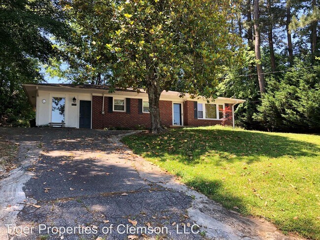 Foto del edificio - 3 br, 1.5 bath Room For Rent - 129 Freedom Dr