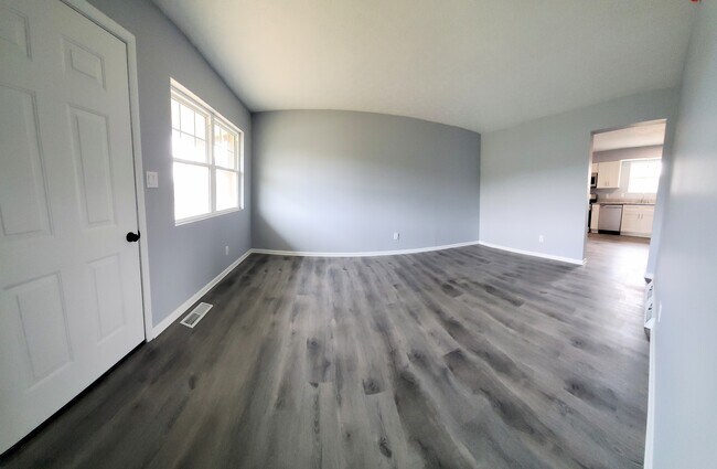 Building Photo - Two Bedroom one bathroom townhouse for rent