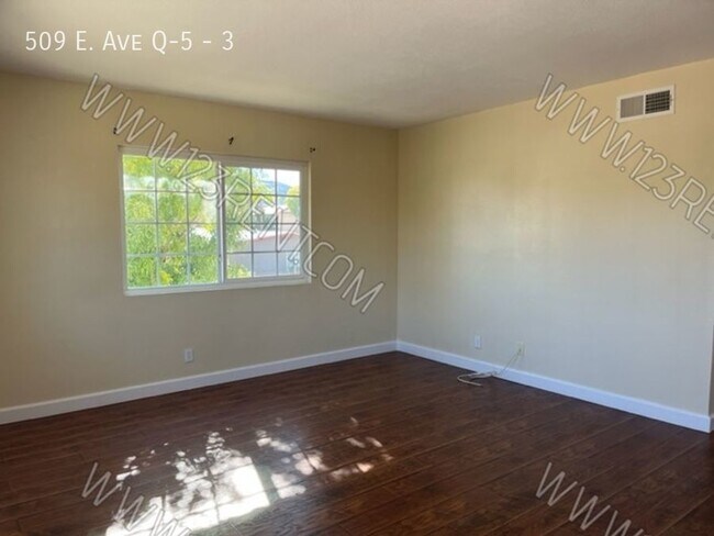 Building Photo - 2BD/ 1BTH Apartment East Palmdale (2nd Floor)
