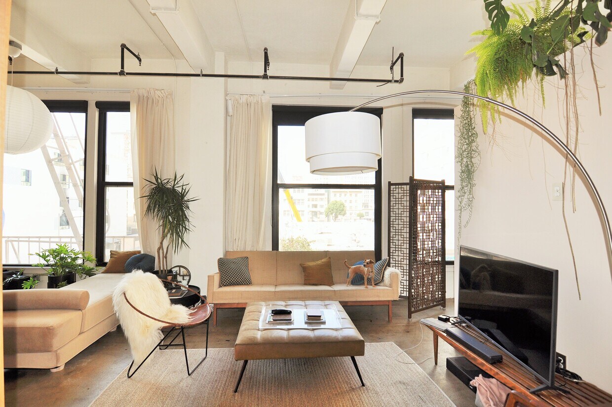 Perfect living area with tons of natural light - 738 S Los Angeles St