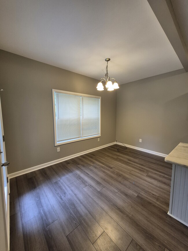 Building Photo - 595 Vaughn Rd