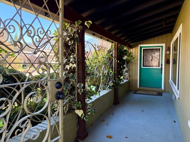 Foto del edificio - 2 Bedroom home, plus ADU, in Little Pocket