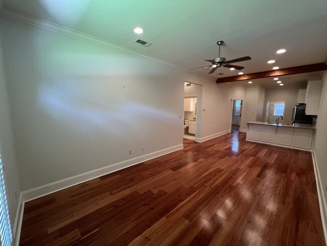 Building Photo - Trendy, 2 bedroom, 2 bathroom townhouse lo...