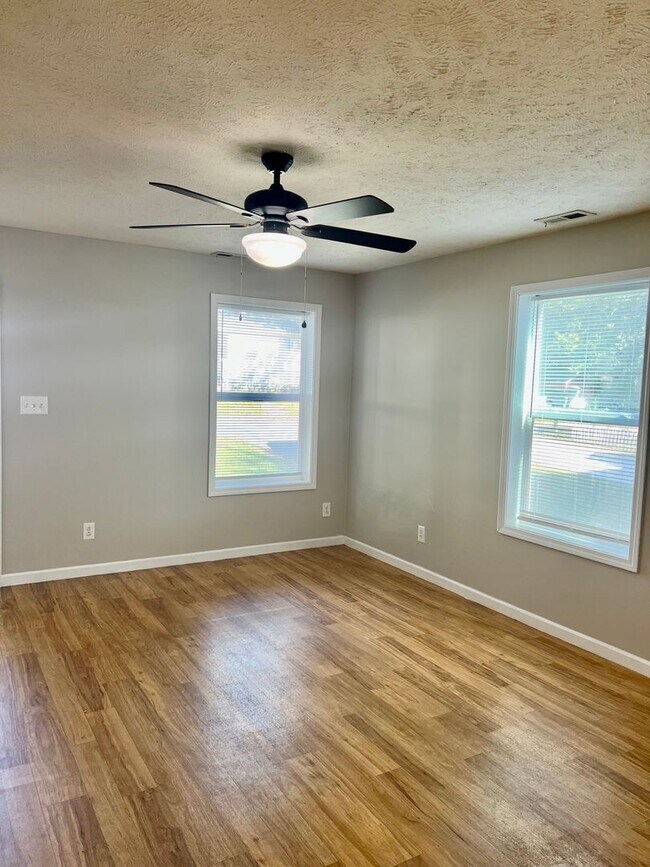 Foto del edificio - AVAILABLE NOW! 2 Bedroom Home on Main Street!