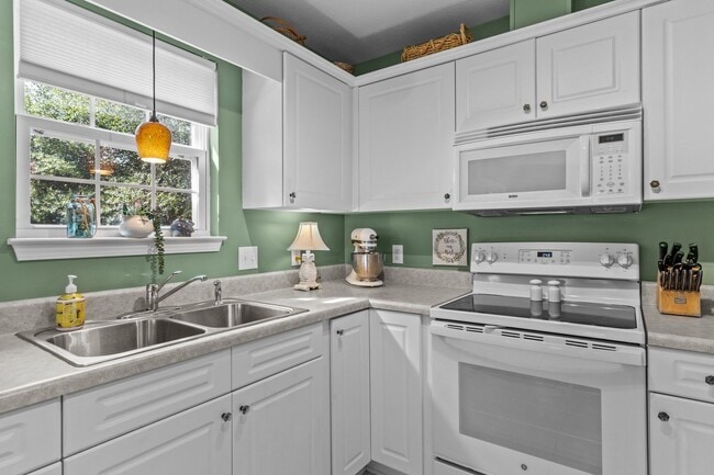 Building Photo - PERFECT "WORK FROM HOME" LOCATION FOR JAN-MAY of 2026