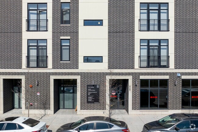 Building Photo - 920 E 43rd St