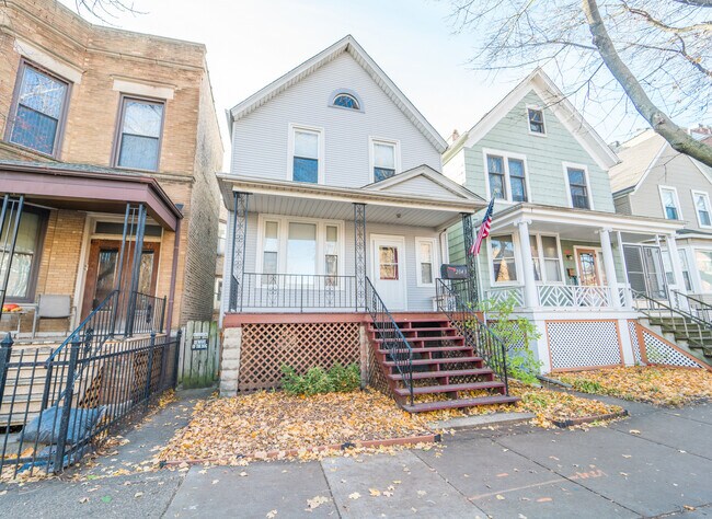 Building Photo - 2043 W Montrose Ave