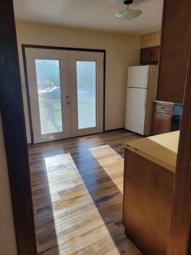 Building Photo - 3 bedroom 1.5 bathroom townhouse for rent