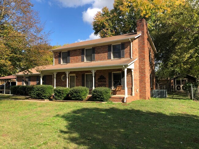 Building Photo - 2102 Ravenwood Dr