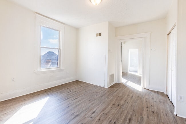 Building Photo - 608 Taylor Ave